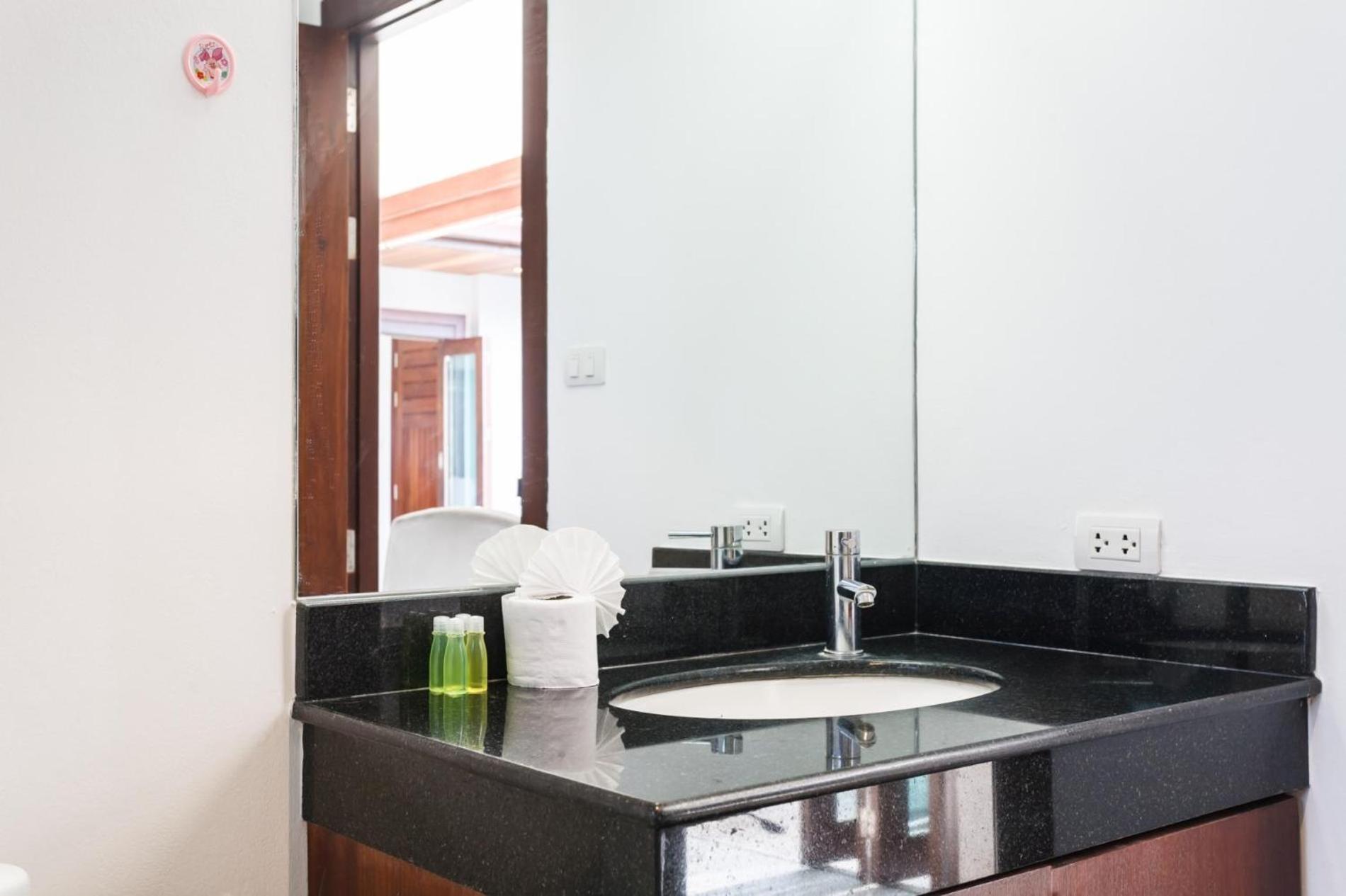 Nai Harn Frangipani Pool Villa - Garden, Bbq & Maid מראה חיצוני תמונה